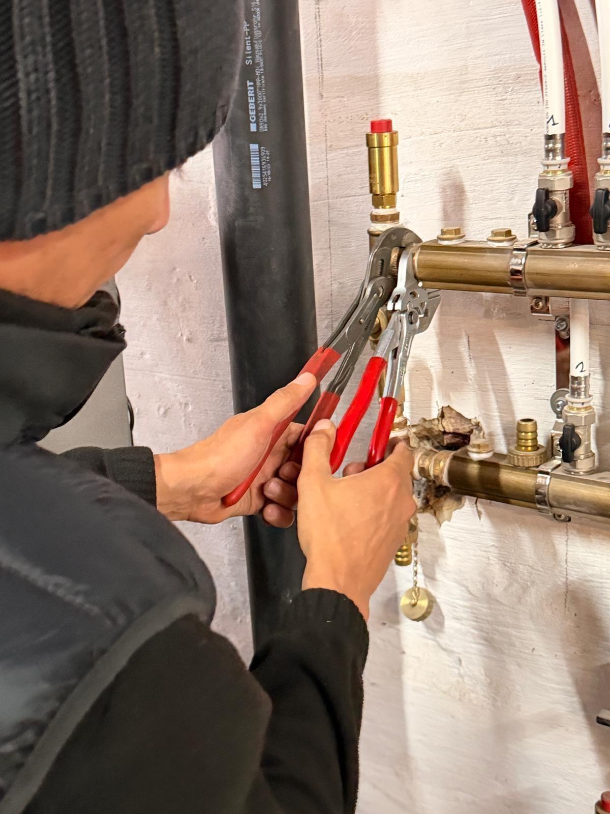Plombier Vaneco réparant une fuite sur un collecteur de chauffage